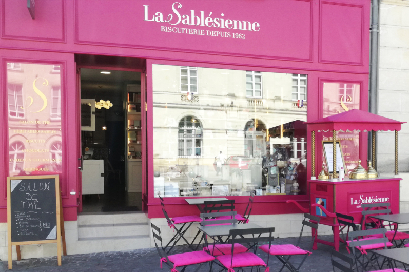 La Sablésienne célèbre cette année son 60e anniversaire ! 
Depuis 1963, notre entreprise, fondée à Sablé-sur-Sarthe, se consacre à la production de biscuits savoureux selon des recettes traditionnelles. Dirigée  par Amélie Loret-Scherrer depuis 2003, La Sablésienne continue de se réinventer en alliant le savoir faire artisanal et les exigences modernes de qualité. Ce jubilé est l'occasion de rappeler notre engagement pour des produits authentiques, avec des ingrédients de qualité, dans le respect de la tradition. A travers nos boutiques et nos partenaires, nous partageons ce goût du vrai et du local. Rejoignez nous pour célébrer 60 ans de passion et d'excellence, et découvrez nos projets d'avenir: une nouvelle extension de notre atelier et des perspectives à l'international !